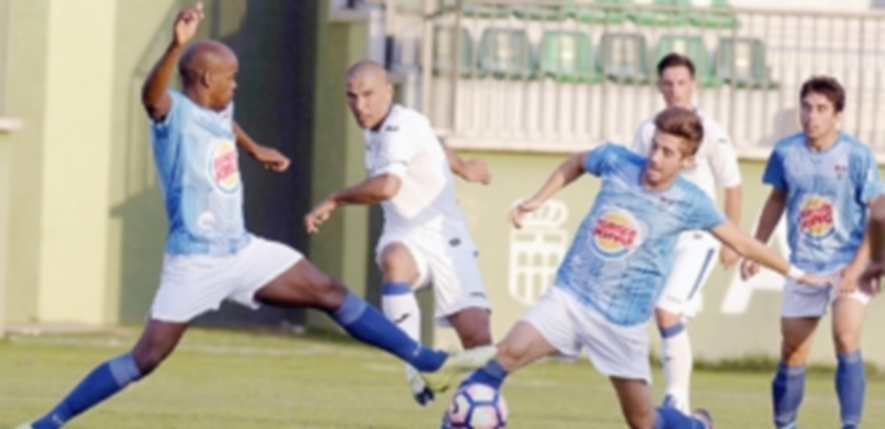 Un buen partido a destiempo 1 Ayrton y Calleja intentan taponar el lanzamiento de Cata Díaz en el último partido que el Getafe y la Segoviana disputaron en La Albuera. / JUAN MARTÍN