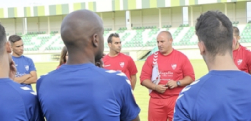 El partido del año 1 Abraham se dirige a los jugadores en un entrenamiento de la Gimnástica Segoviana. / KAMARERO