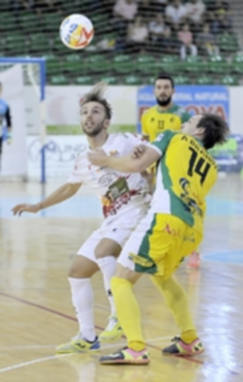 A derrocar al líder 1 El ala del Naturpellet Segovia Álvaro López disputa un balón por alto frente al jugador del Jaén Brandy. / KAMARERO