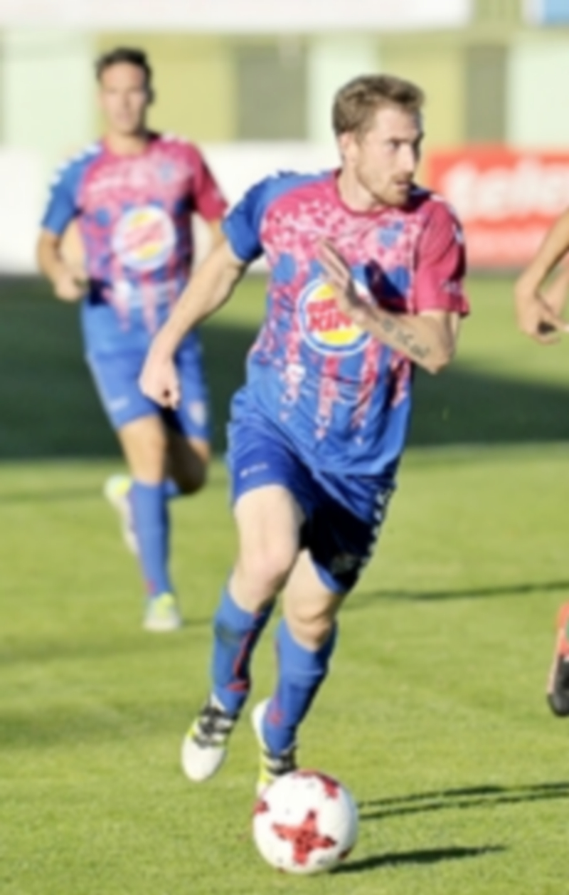 Objetivo: cuatro de cada seis 1 El atacante de la Gimnástica Segoviana Dani Arribas conduce un balón en velocidad ante la presión de un rival del Racing Ferrol. / KAMARERO