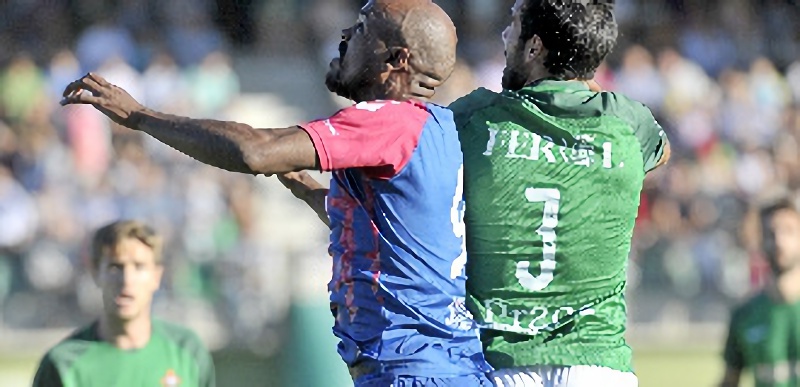 El gol, bien de primera necesidad 13 El delantero de la Gimnástica Segoviana Ayrton disputa un balón por alto frente a un defensa del Racing Ferrol. / KAMARERO