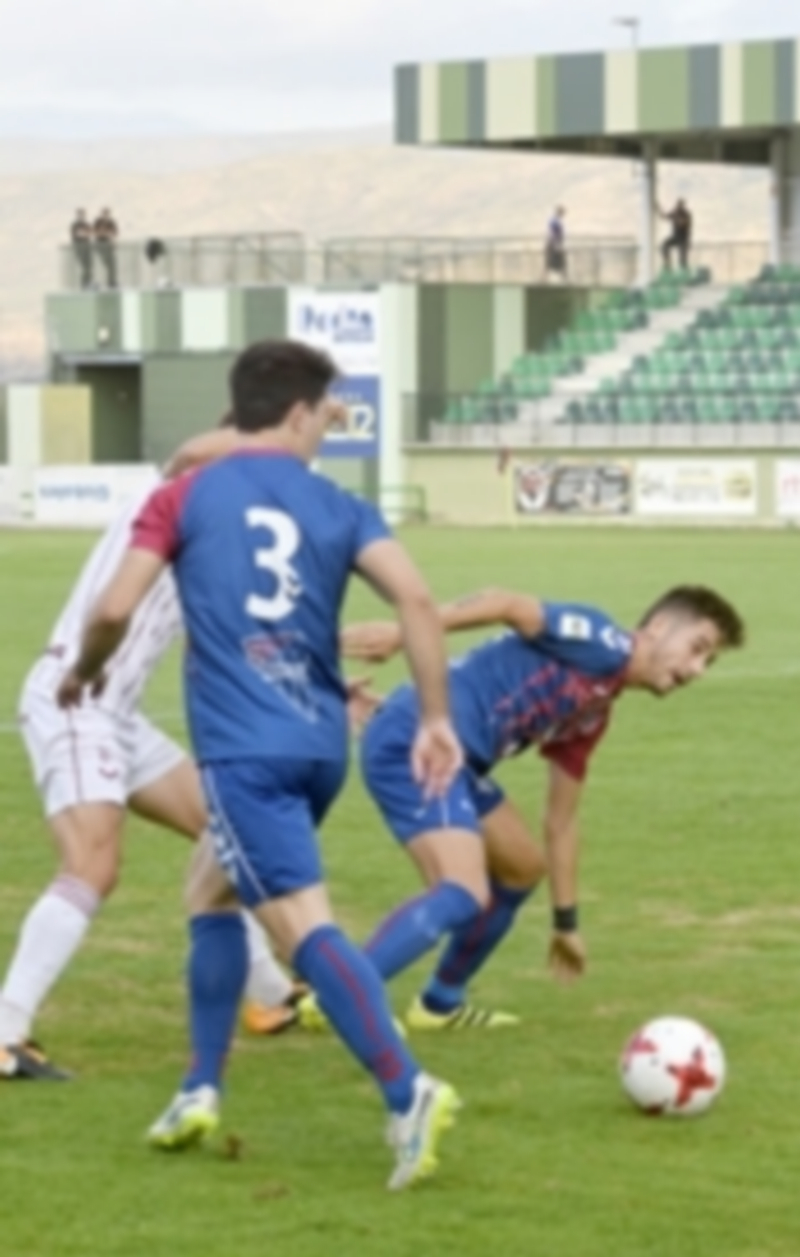 A levantarse en Copa 1 El atacante de la Segoviana Dani Calleja intenta controlar un balón en el pasado partido de Copa del Rey. / MARTA HERRERO