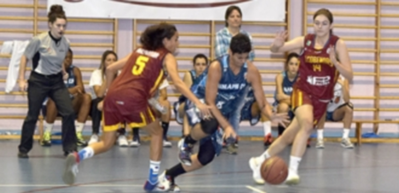 La jugadora del Restaurante La Alhambra Unami Helena Esteve se va de dos rivales del CB Alcobendas. / MARTA HERRERO