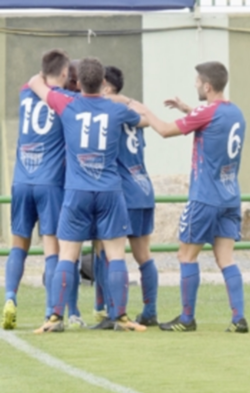 La primera alegría liguera 1 Los jugadores de la Segoviana se abrazan tras marcar un gol en un encuentro anterior. / MARTA HERRERO