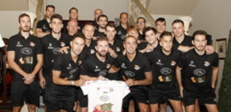 La Catedral retorna a su sitio 1 Los integrantes del cuerpo técnico y la plantilla del Naturpellet Segovia posan con la nueva camiseta del conjunto en el complejo del Hotel Cándido. / NEREA LLORENTE
