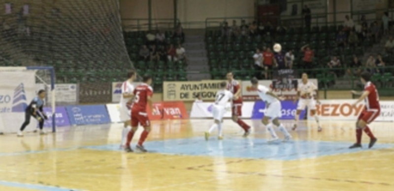 Vuelve el espectáculo 1 Alvarito mira el balón para controlarlo en una acción a balón parado del Kairat Almaty que no logró su objetivo. / NEREA LLORENTE