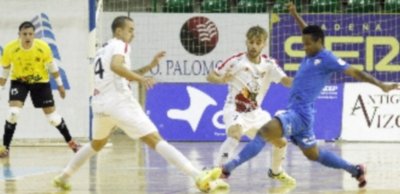 Un pase de ronda y varias cartas por mostrar 1 Los componentes del Naturpellet Segovia Alvarito y Álvaro López disputan un balón ante el jugador del Santiago Futsal Everton