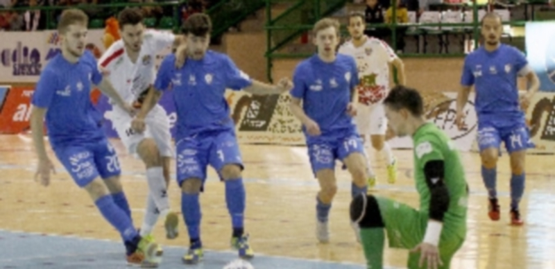 Tres puntos vitales 1 El ala del Naturpellet Segovia Javi Alonso dispara ante la presión de los rivales./NEREA LLORENTE