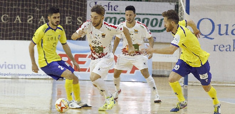 Crecer a golpe de pasos pequeños 1 El ala del Naturpellet Segovia Álvaro López intenta salir de la presión ejercida por los rivales del Gran Canaria FS Juanillo y Raúl Cantó. / NEREA LLORENTE