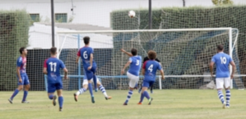 La Granja, fiel a San Luis 1 El jugador del CD La Granja Juli sorprende a la defensa y al portero de la Segoviana con un disparo bombeado y hace el primer gol del encuentro. / NEREA LLORENTE
