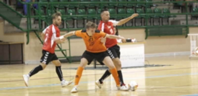 Los jugadores segovianos Álvaro y Carlos Muñoz durante el encuentro amistoso disputado en el pabellón Pedro Delgado.  / nerea llorente