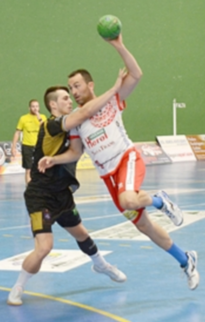 Carlos Villagrán intenta ejecutar un lanzamiento ante el BM Alarcos. / A. MARUGÁN