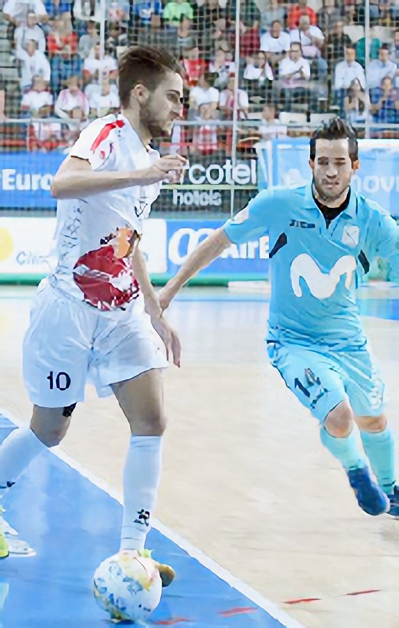 Álex se interna por la banda derecha ante la presión de Rafael. / SANDRA SANTIAGO