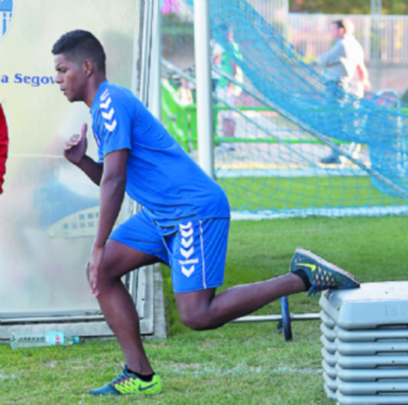 Álex, incansable luchador 1 El defensa central de la Segoviana Álex