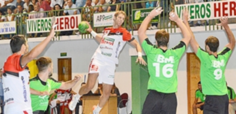 Toma Brakocevic se eleva ante dos contrarios. / AMADOR MARUGÁN