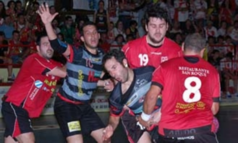 El navero Alberto García se abre paso entre dos defensores del Mecalia Atlético Novás. / A. Marúgán