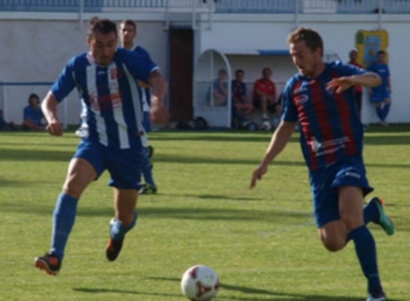 Dani Arribas disputa un balón durante el partido que disputó la Segoviana ante el CD Cantalejo en agosto de 2012. / E.A.