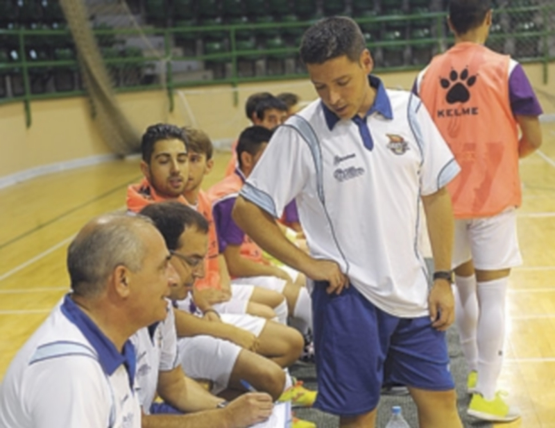 El entrenador Diego Gacimartín de pie junto al banquillo antes de un partido. / K.
