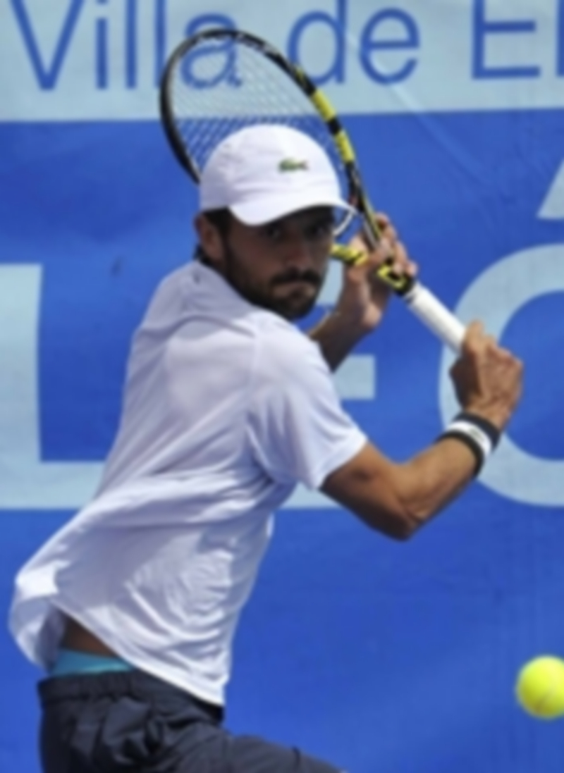 Antoine Benneteau se dispone a devolver una pelota durante la disputa de un partido del año pasado. / Pedro L. Merino