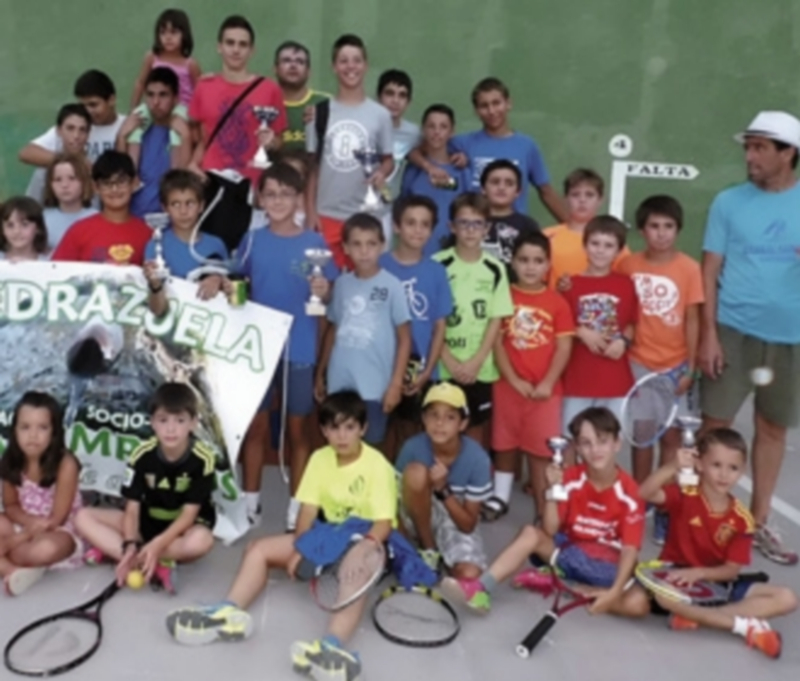Foto de familia con los participantes en el torneo. / L. Matarranz