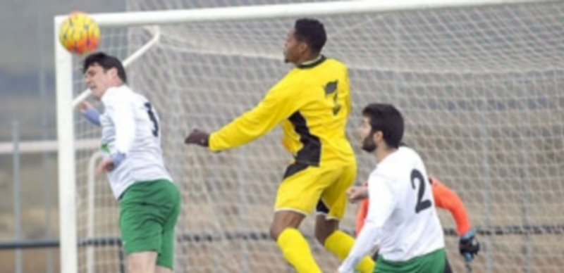 Un jugador del San Lorenzo despeja el balón que quería rematar el delantero del CD Quintanar. / KAMARERO