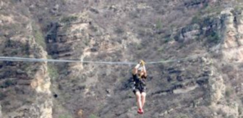 Luis Alonso se desliza por una tirolina sobre la zona mexicana de Las Barrancas