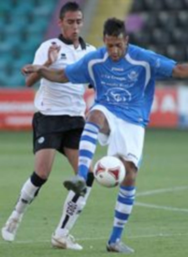 El jugador granjeño Cristian controla el balón junto a un rival de la UD Salamanca. / Alejandro Santana (La Gaceta)