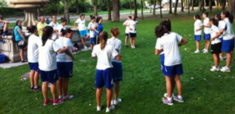 Varias jugadoras del Unami realizando unos ejercicios en la Alameda del Parral. / Juan Martín