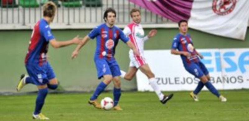 Mariano controla el balón durante el encuentro que la pasada temporada jugaron en el campo de La Albuera la Segoviana y la Cultural Leonesa. / Juan Martín