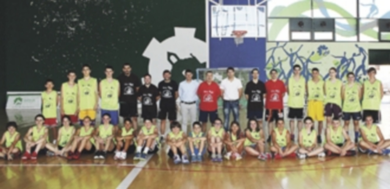 Foto de grupo de los participantes en la primera de las cuatro jornadas del Programa Especialízate de Baloncesto que se celebró en Valverde. / EL ADELANTADO