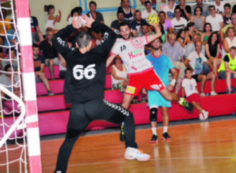 El jugador Pablo Rodríguez en el encuentro disputa frente al Villa de Aranda. / AMADOR MARUGÁN