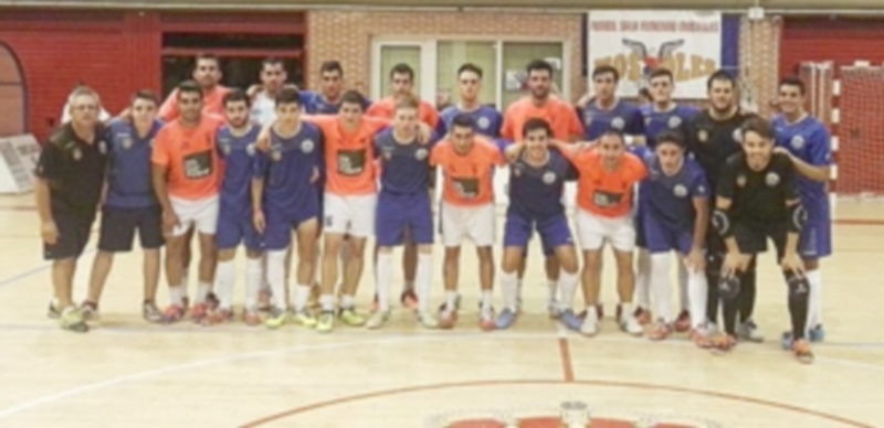 Los jugadores del Naturpellet Cuéllar junto con los del Móstoles. / MÓSTOLES FS