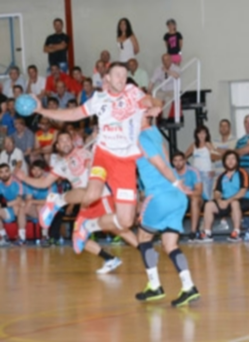 Sergio García se eleva en seis metros en el encuentro que el Viveros Herol Nava jugó frente al Villa de Aranda. / AMADOR MARUGÁN