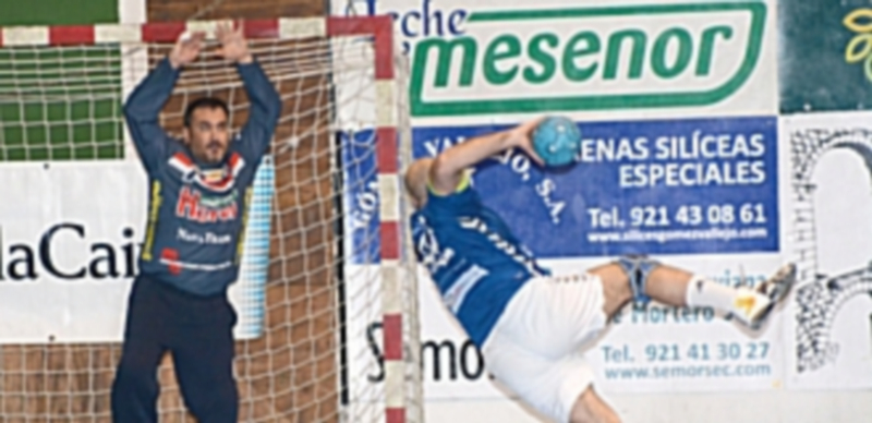 Alberto Miranda se prepara para actuar frente al lanzamiento de un contrario. / AMADOR MARUGÁN