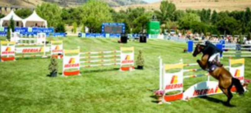 Uno de los jinetes participantes realizando un salto en la pista de concurso