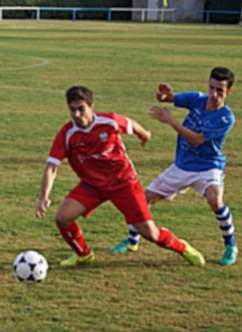 Los granjeños Santi Marina y David Arranz disputan un balón con el jugador briviescano Núñez en el centro del campo. / A.M.