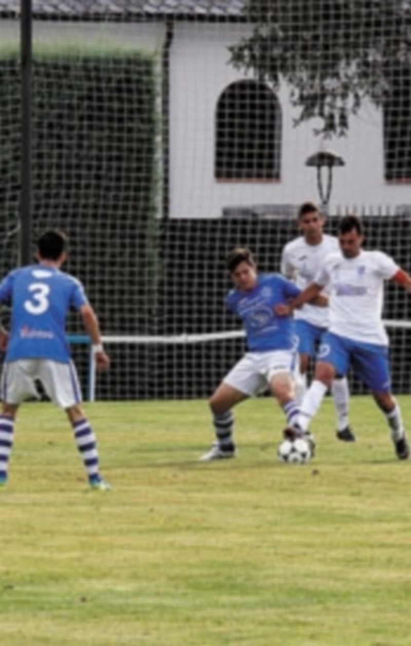 El delantero de La Granja Lázaro pelea un balón con el central del Unami Jelux. / NEREA LLORENTE