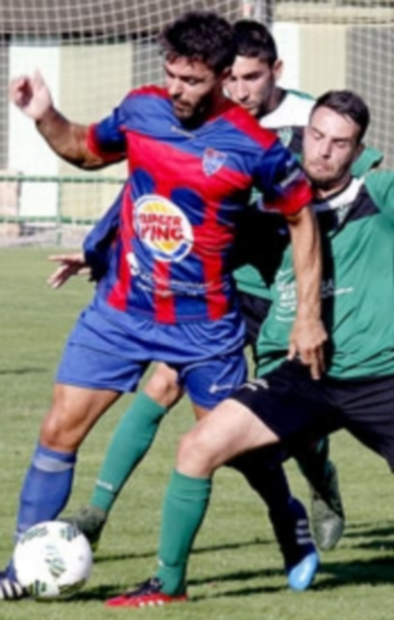 La Segoviana busca su noveno triunfo consecutivo ante el CD Villamuriel 1 El jugador de la Gimnástica Segoviana Domingo pelea un balón en el medio del campo ante un rival del Villamuriel en el partido de ida. / NEREA LLORENTE