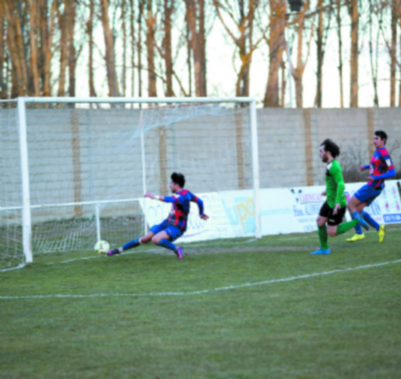 Un líder a la espera de resultados 1 Fernán salva un gol en la misma línea de meta. / DIARIO PALENTINO