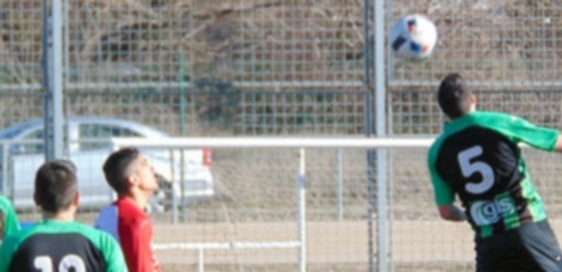 La Unión se duerme en Palencia 1 El jugador de la UD El Espinar San Rafael corta un balón por alto en el partido frente al CD Castilla. / A. TORREÑO