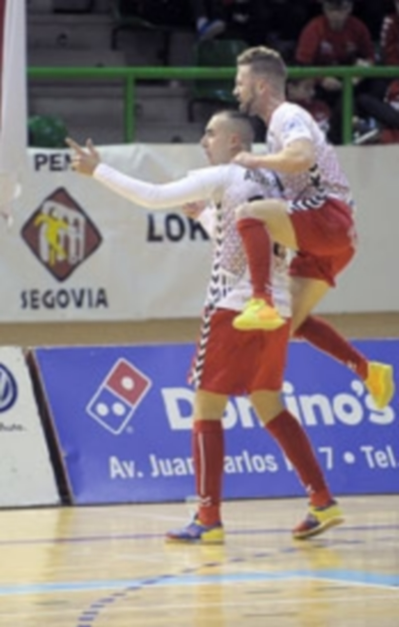 Alvarito celebra el gol marcado frente al Real Betis junto a Buitre. / KAMARERO