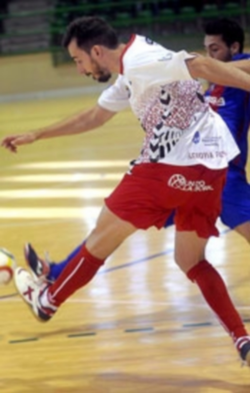 Disparo del jugador del Naturpellet Segovia Borja Blanco ante el partido del Barcelona B Lassa. / KAMARERO