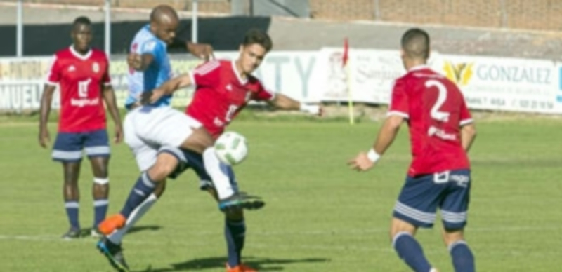 El delantero de la Segoviana Ayrton disputa un balón ante los defensas del Real Ávila. / DIARIO DE ÁVILA