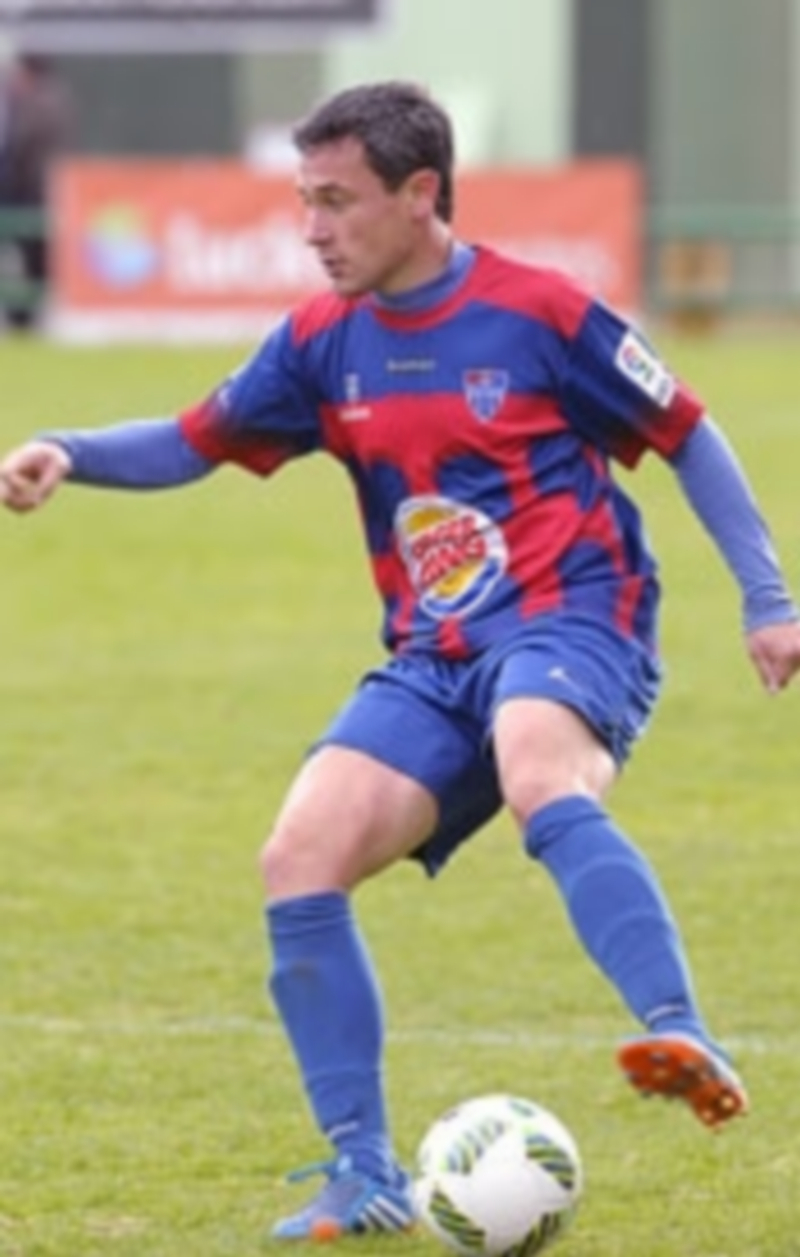 Confianza de líder 1 El defensa de la Gimnástica Segoviana Víctor Pérez controla un balón en el partido contra el Cristo Atlético. / KAMARERO