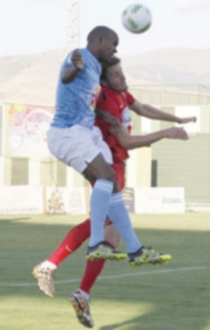 A centrarse 1 El delantero de la Gimnástica Segoviana Ayrton disputa un balón por alto frente a un rival del Fuenlabrada. / KAMARERO