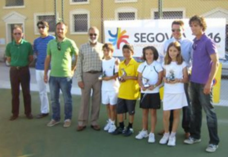 Representantes del Instituto Municipal de Deportes y de la Delegación Segoviana de Tenis junto con algunos niños. / E.A.