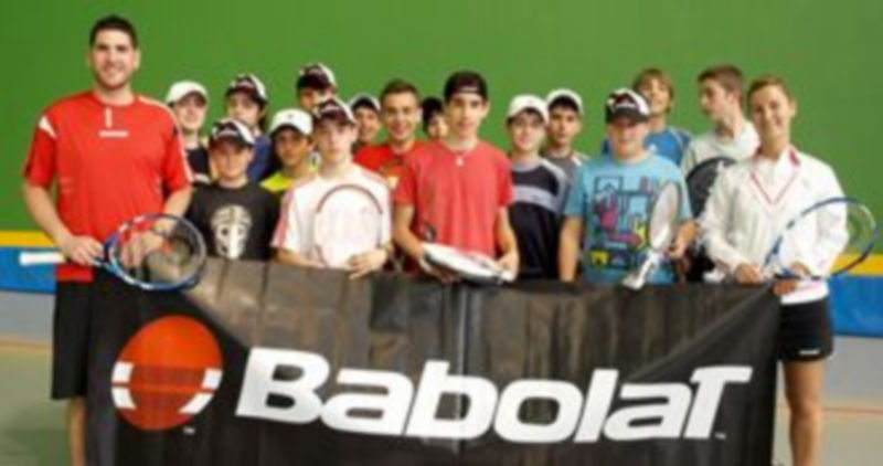 Jorge Frías y Raquel Micó flanquean al grupo de participantes en el clínic impartido en el Frontón Segovia. / El Adelantado