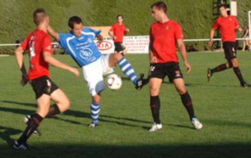 El delantero granjeño César Bravo controla el balón entre dos rivales pinteños. / Diego de Miguel