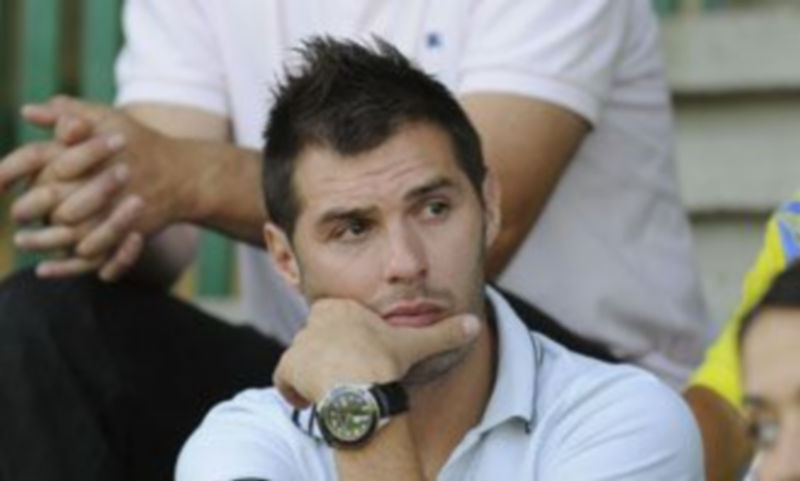 Roberto viendo desde la grada el partido entre la Segoviana y el Getafe. / Juan Martín