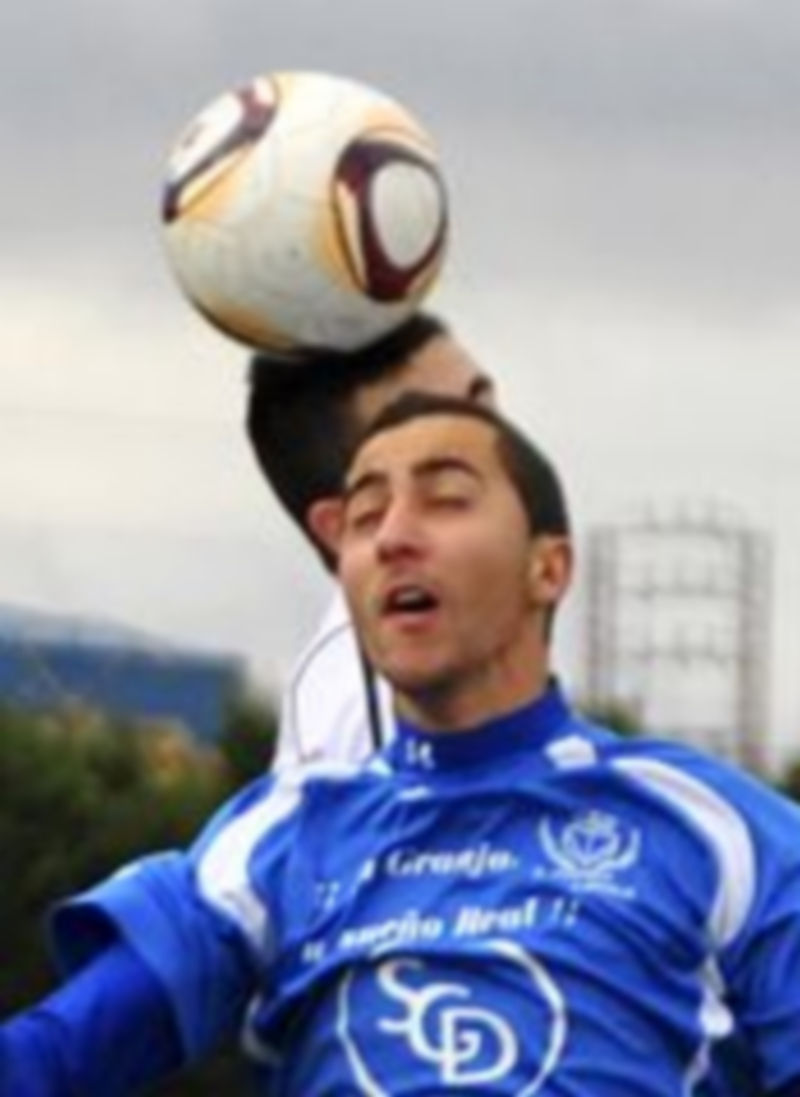 Saúl intenta conectar con el balón sin conseguirlo. / Iván Saeta